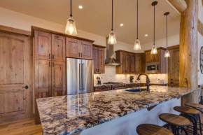 Luxe Breck Log Cabin with Hot Tub, Bar and Views! Breckenridge